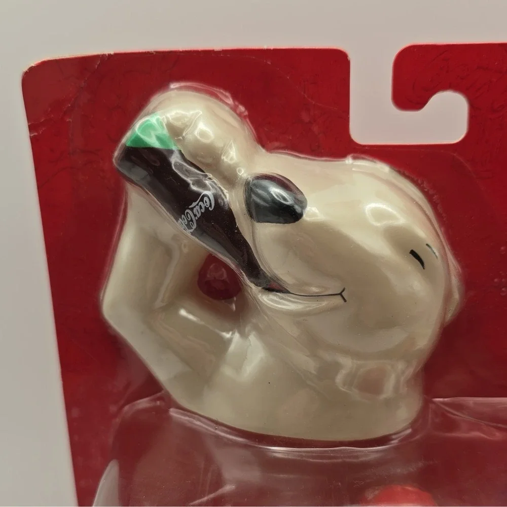 Coca-Cola Polar Crew Wind-Up Skiing Bear w/ Magnetic Skis Bottle Cap Key 1996
